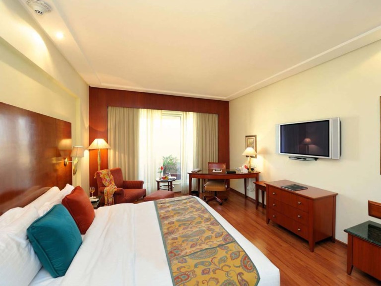 Superior Room 5 Star Accommodation Near Monsanto Nature Park Corinthia